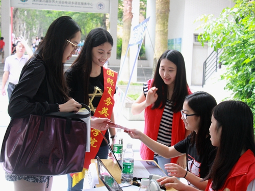 商英志愿者热情帮助新生