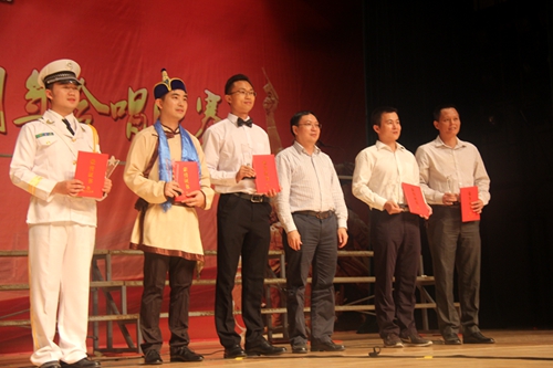 万东方老师代表永利官网上台领奖