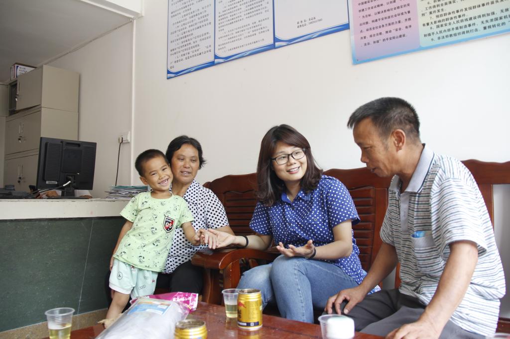 车小真深入了解扶贫户情况