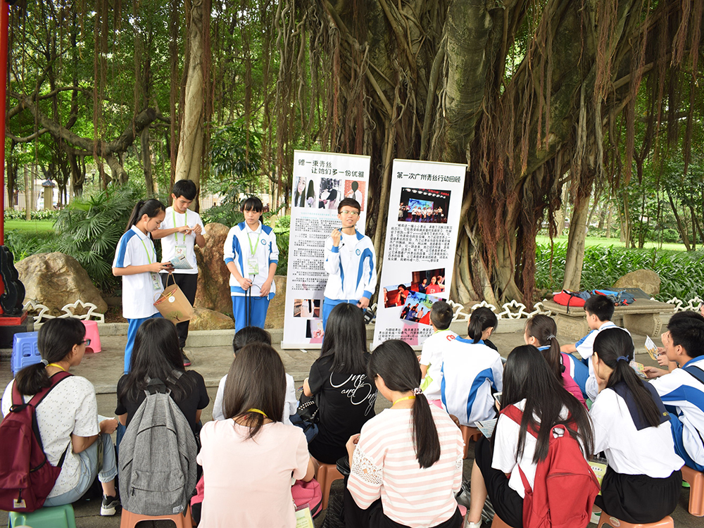 志愿者认真听讲解