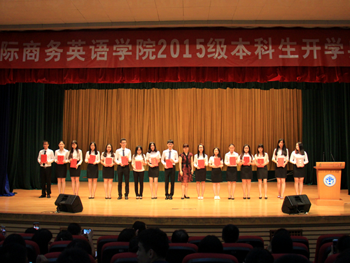 彭玲玲为新任班导颁发聘书