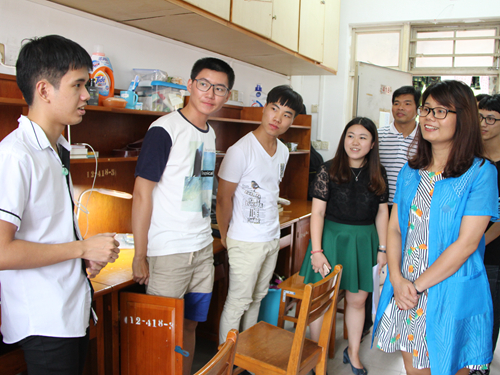 党委书记车小真、副书记张林茂等到新生宿舍亲切慰问